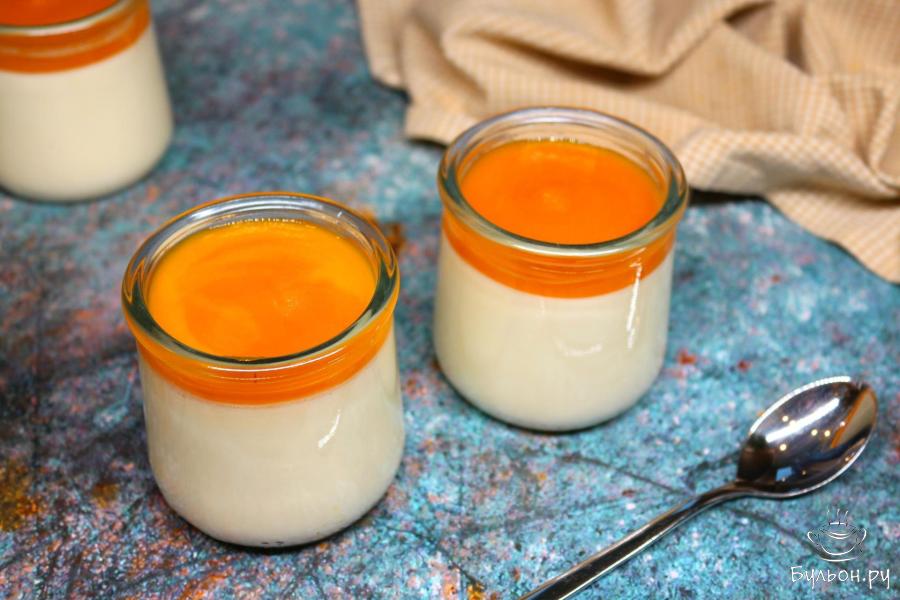 Панакота с пюре из яблок и маракуйи