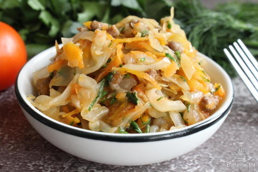 Тушеная капуста с фаршем и тыквой в казане