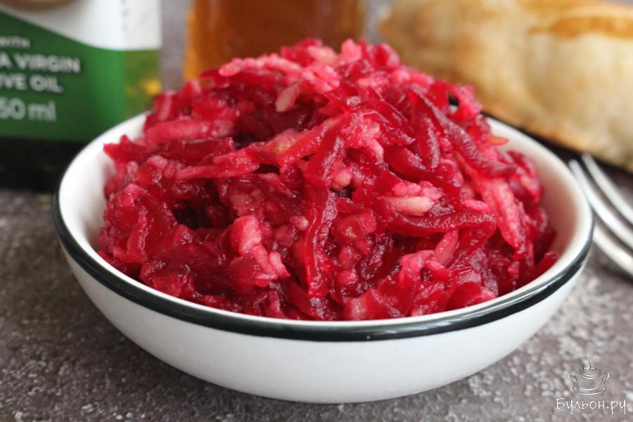 Постный салат из вареной свеклы с яблоком и хреном
