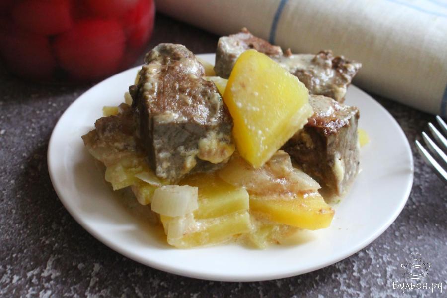 Говяжья печень с картошкой и луком в духовке