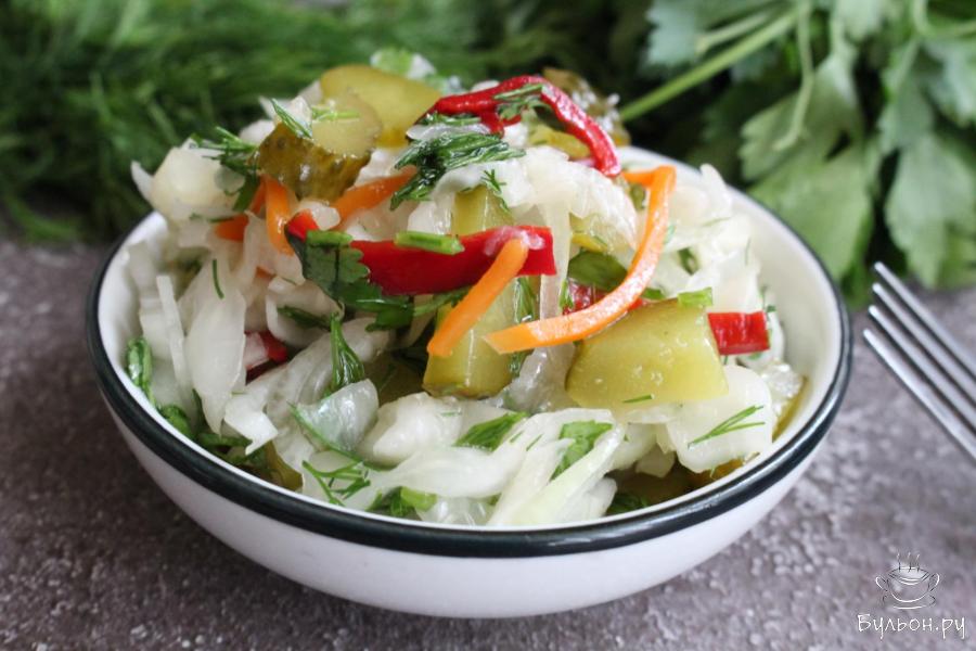 Постный салат из квашеной капусты с овощами