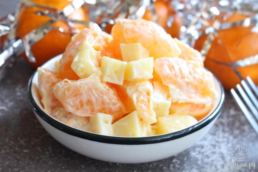 Быстрый новогодний салат из мандаринов с сыром