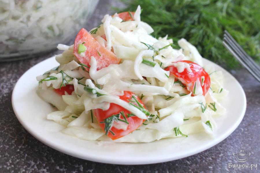 Салат из свежей капусты с луком, хреном и помидорами