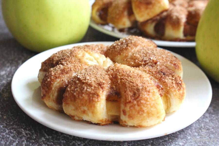 Яблочные кольца в слоеном тесте с корицей и сахаром