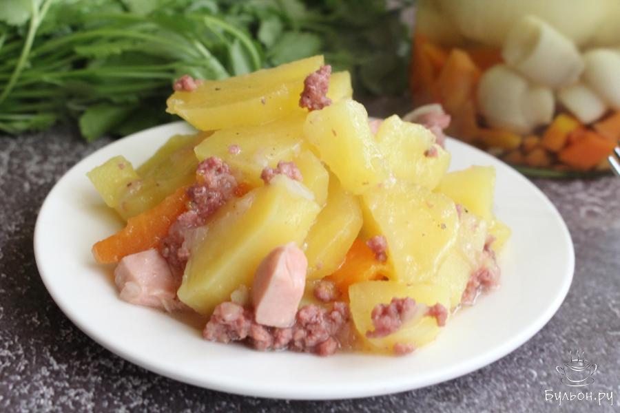 Тушеная картошка с фаршем и вареной колбасой