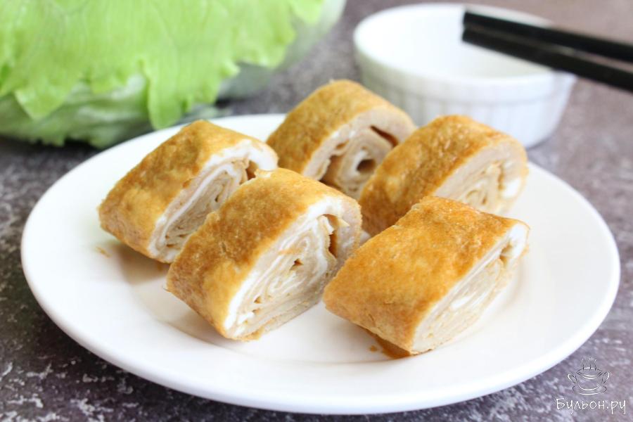 Японский омлет Тамаго-яки с соевым соусом и рисовым уксусом