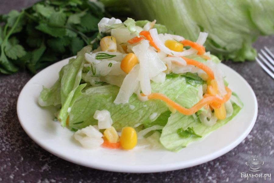 Салат из квашеной капусты с кукурузой и луком