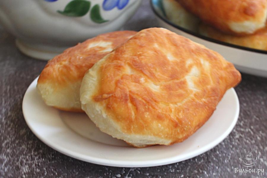 Жареные пирожки с тушеной капустой и яйцами