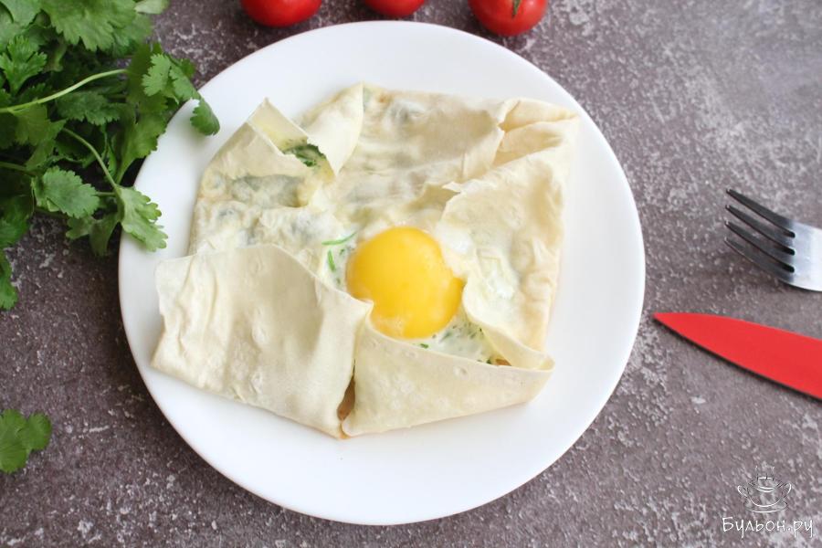 Яичница в лаваше с зеленью и майонезом