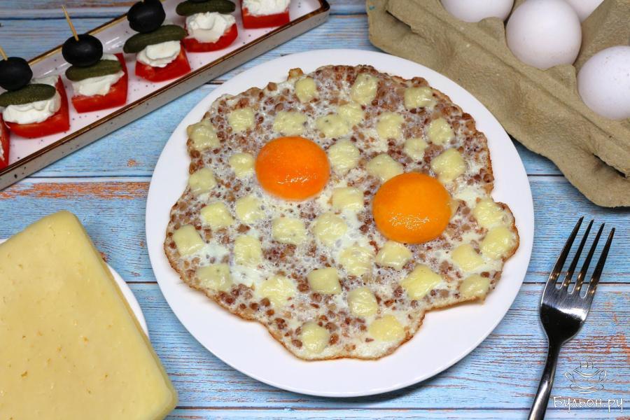 Яичница с гречкой и сыром
