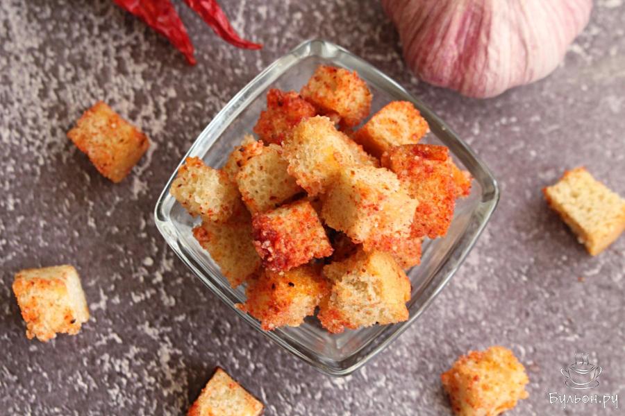 Острые сухарики из белого хлеба с чесноком