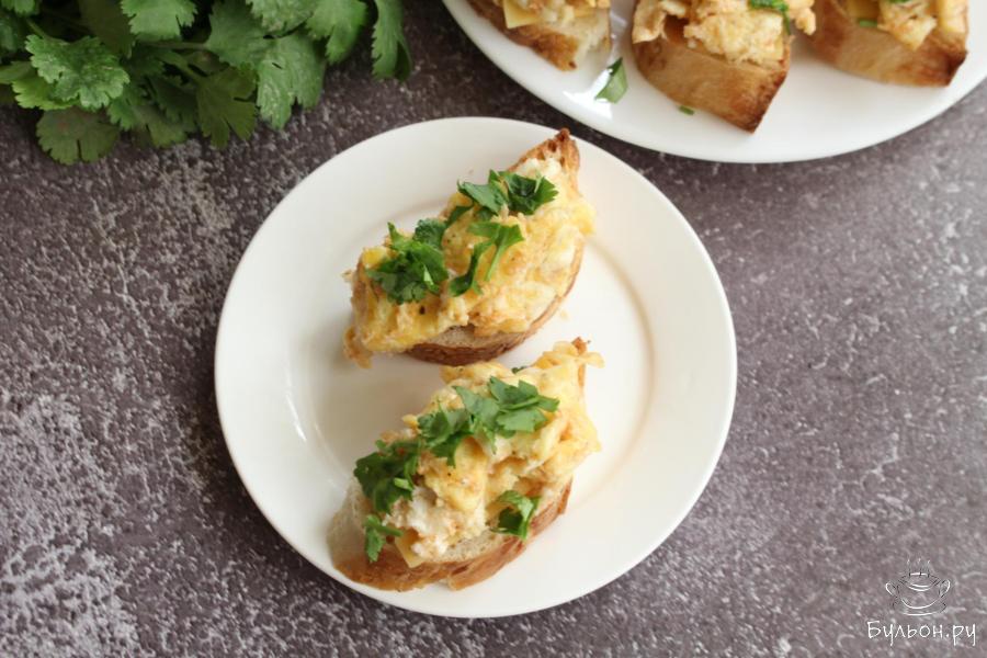 Бутерброды с сыром и яичницей