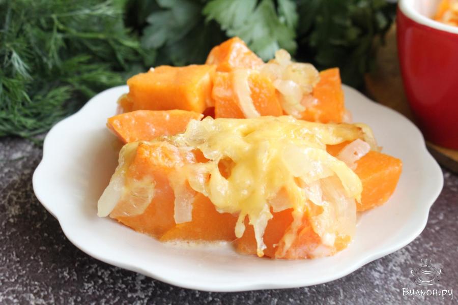 Запеченная тыква с луком и сыром в духовке