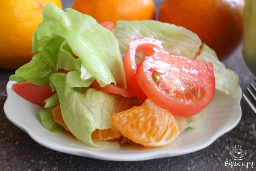 Салат из помидоров с мандаринами и зеленью